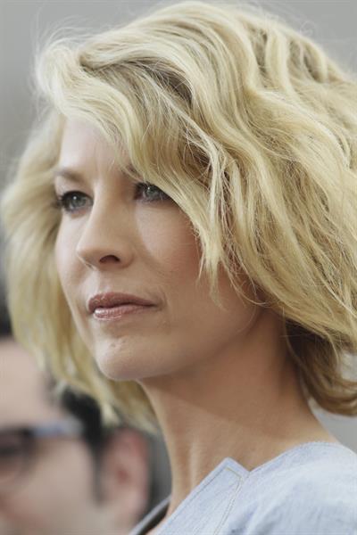 Jenna Elfman - On the set of Extra at The Grove in Los Angeles on February 14, 2013