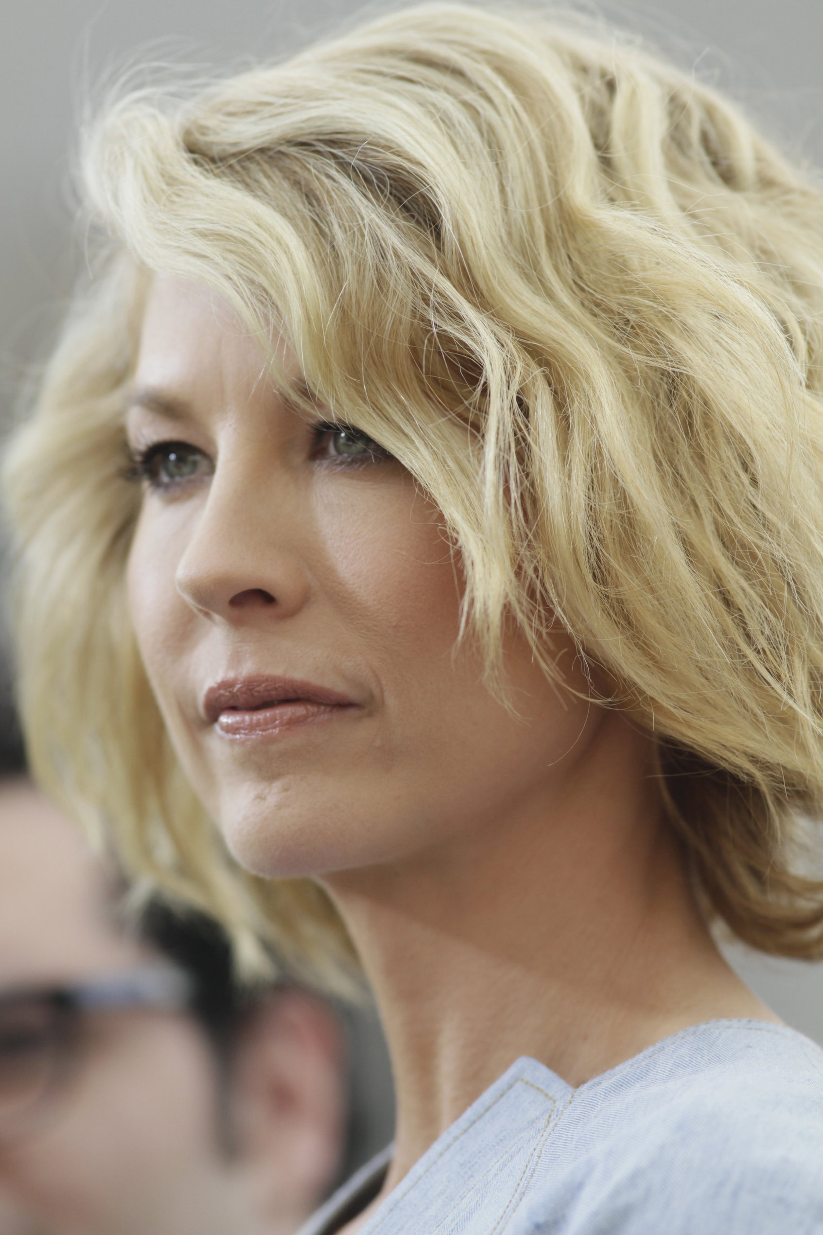 Jenna Elfman - On the set of Extra at The Grove in Los Angeles on February 14, 2013