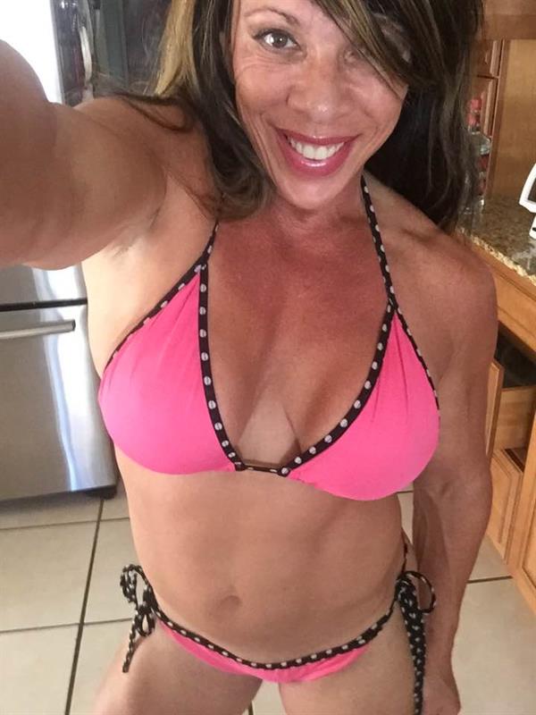 Sondra Faas in a bikini taking a selfie