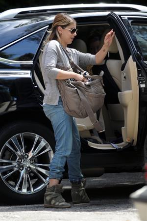 Sarah Michelle Gellar Pictures Sarah Michelle Gellar getting her morning starbucks in Los Angeles on July 28, 2014