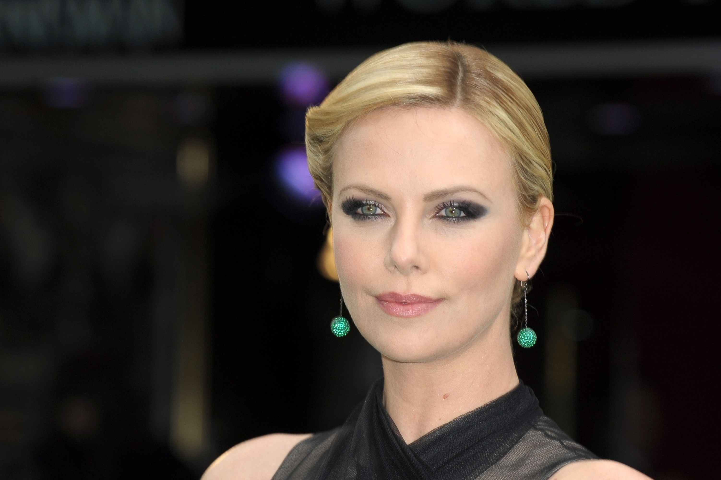 Charlize Theron Pictures Charlize Theron and Kristen Stewart at the  Snow White And The Huntsman  World Premiere, May 14, 2012
