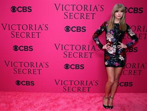 Taylor Swift at the 2013 Victoria's Secret Fashion Show
