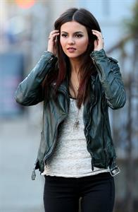 Victoria Justice – “Eye Candy” set in New York 11/13/13  