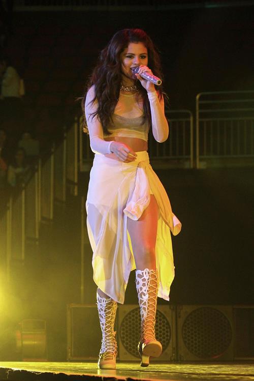Selena Gomez – Star Dance Tour in Newark 10/20/13  