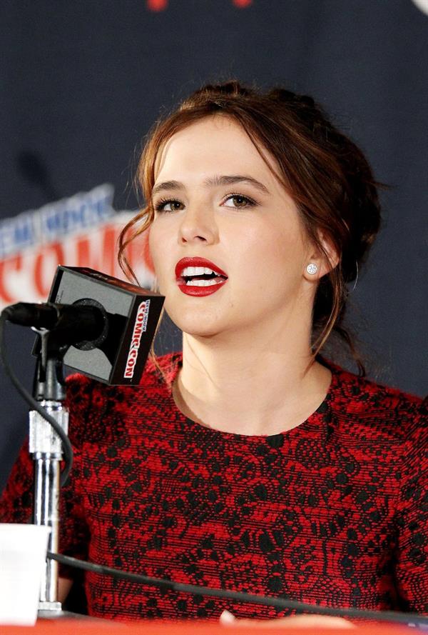 Zoey Deutch – “Vampire Academy” Panel NYCC 10/11/13  