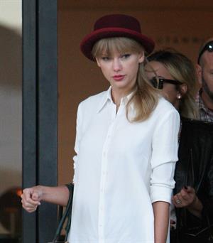 Taylor Swift – Barneys New York in Beverly Hills 9/29/13  