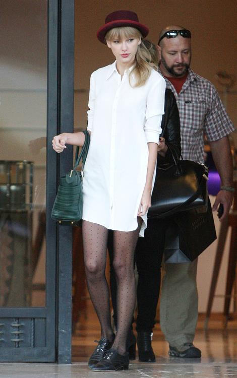 Taylor Swift – Barneys New York in Beverly Hills 9/29/13  
