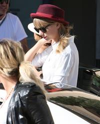 Taylor Swift – Barneys New York in Beverly Hills 9/29/13  