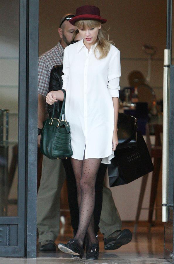Taylor Swift – Barneys New York in Beverly Hills 9/29/13  