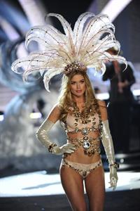 Doutzen Kroes in lingerie