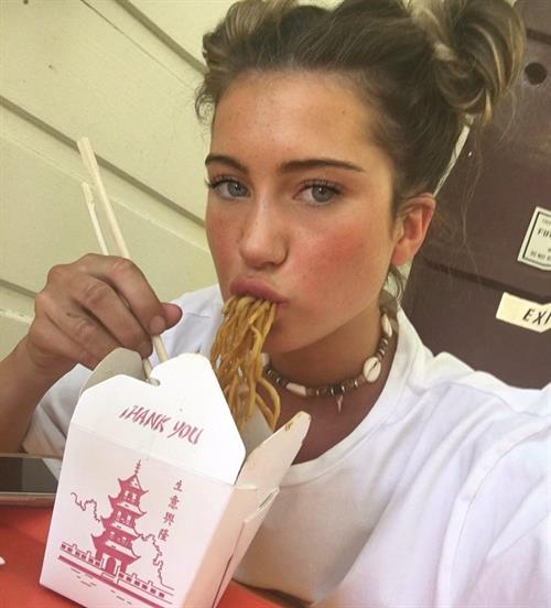 Claudia Valentina taking a selfie