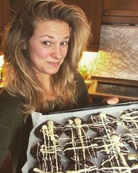 Jessie Diggins taking a selfie