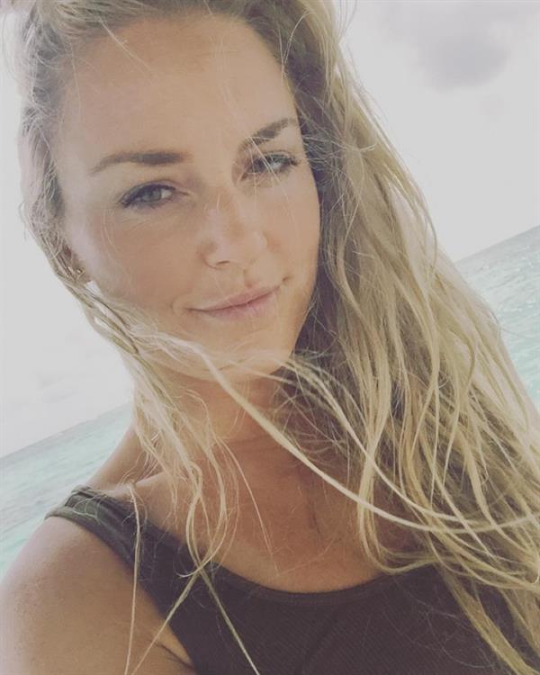 Lindsey Vonn taking a selfie