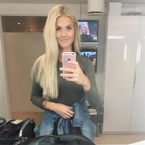 Silje Norendal taking a selfie