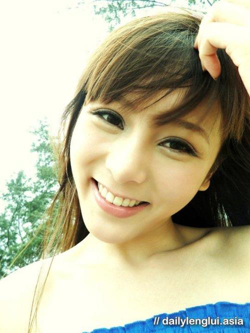 Jeana Ho taking a selfie