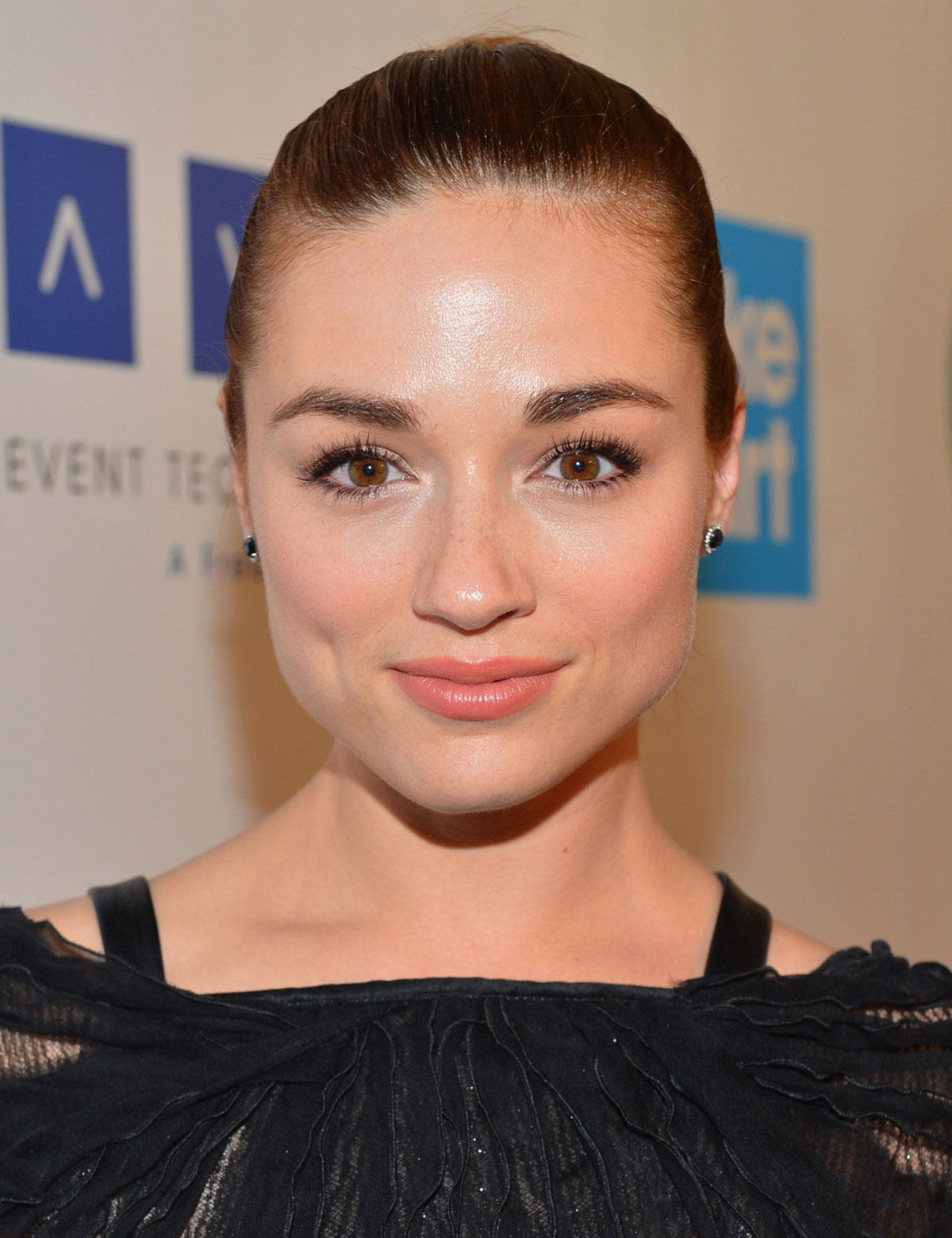 Crystal Reed Pictures 