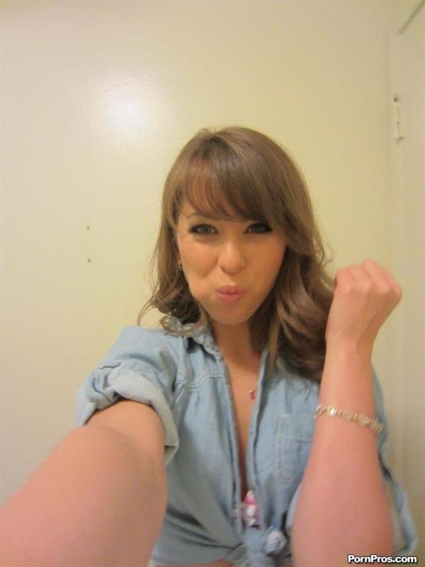 Riley Reid taking a selfie