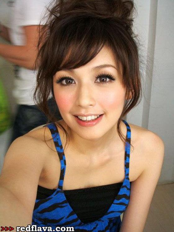 Phoebe Yuan taking a selfie