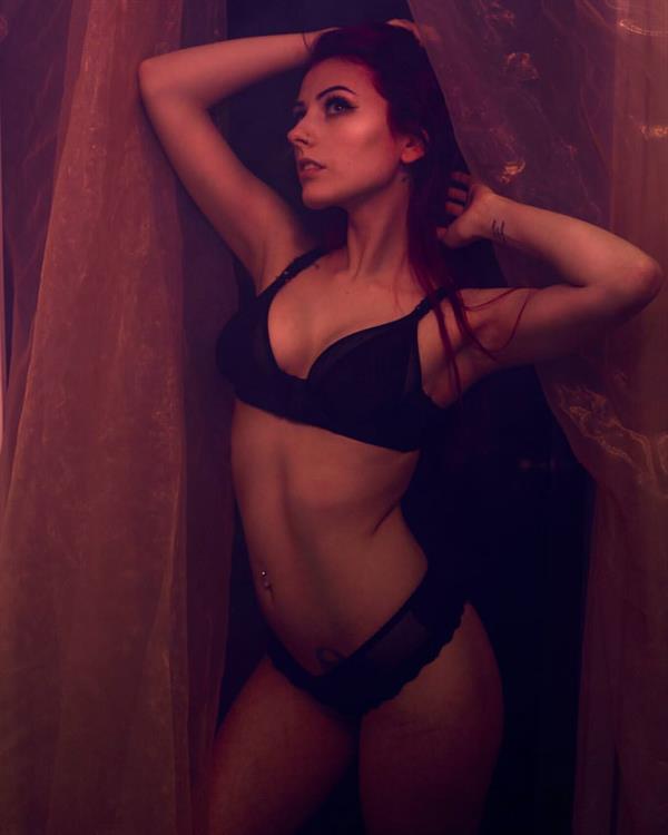 Rolyat in lingerie