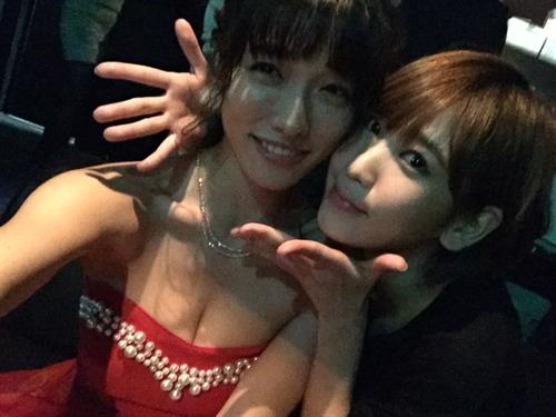 Anna Konno taking a selfie