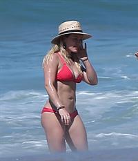 Hilary Duff sexy bikini pics