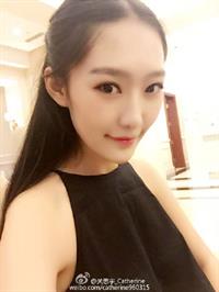 Guan Siyu taking a selfie