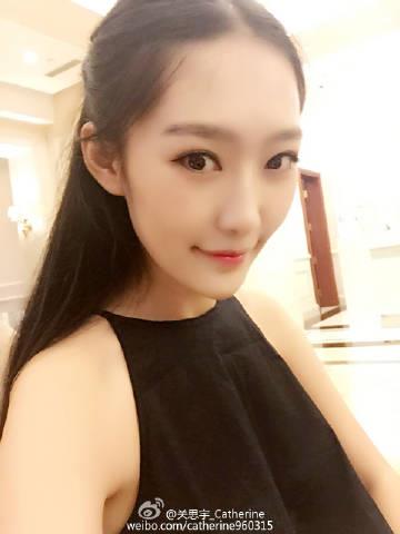 Guan Siyu taking a selfie