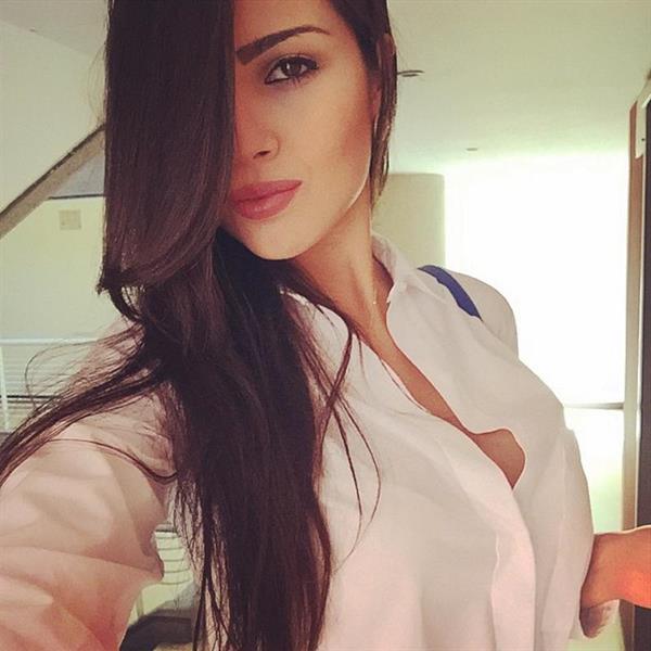 Ana Carolina Ugarte taking a selfie