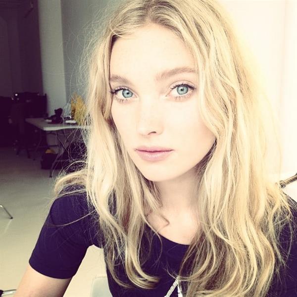 Elsa Hosk taking a selfie