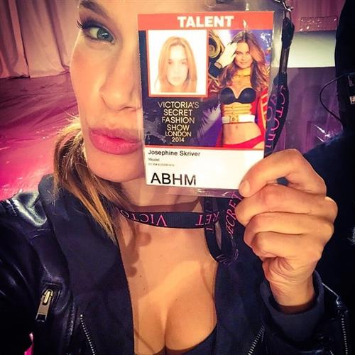 Josephine Skriver taking a selfie