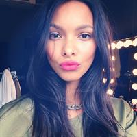 Lais Ribeiro taking a selfie