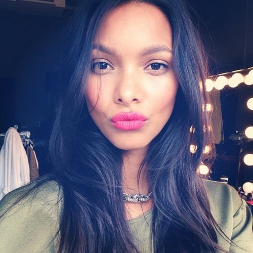 Lais Ribeiro taking a selfie