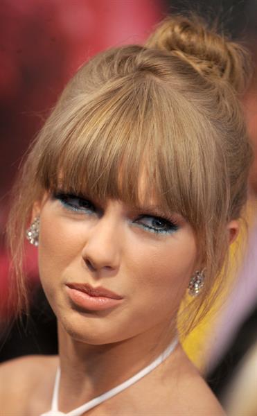 Taylor Swift Fragrance Foundation Awards at Alice Tully Hall in Lincoln Center - New York City - June 12, 2013 
