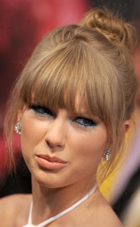 Taylor Swift Fragrance Foundation Awards at Alice Tully Hall in Lincoln Center - New York City - June 12, 2013 