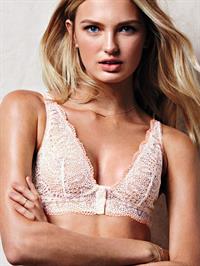 Romee Strijd in lingerie