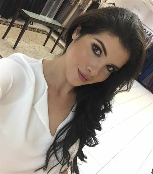 Daniela Cepeda taking a selfie