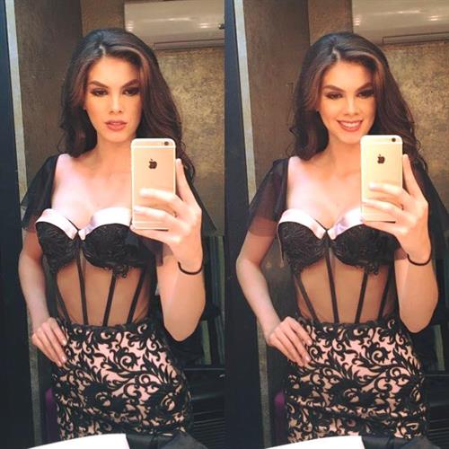 Denisse Franco taking a selfie