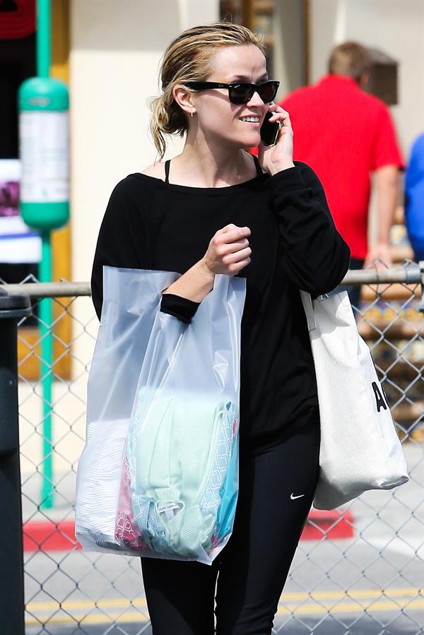 Reese Witherspoon Shopping in Brentwood (May 23, 2013) 
