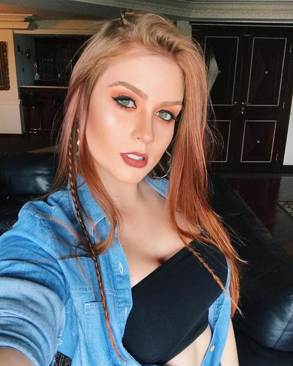 Flávia Charallo taking a selfie