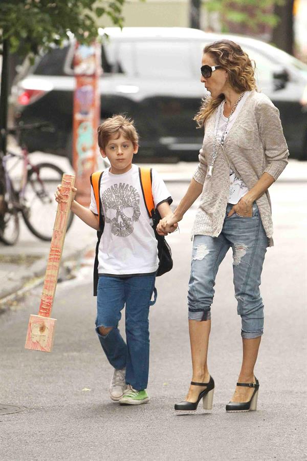 Sarah Jessica Parker Takes her children to school in New York City (May 23, 2013) 