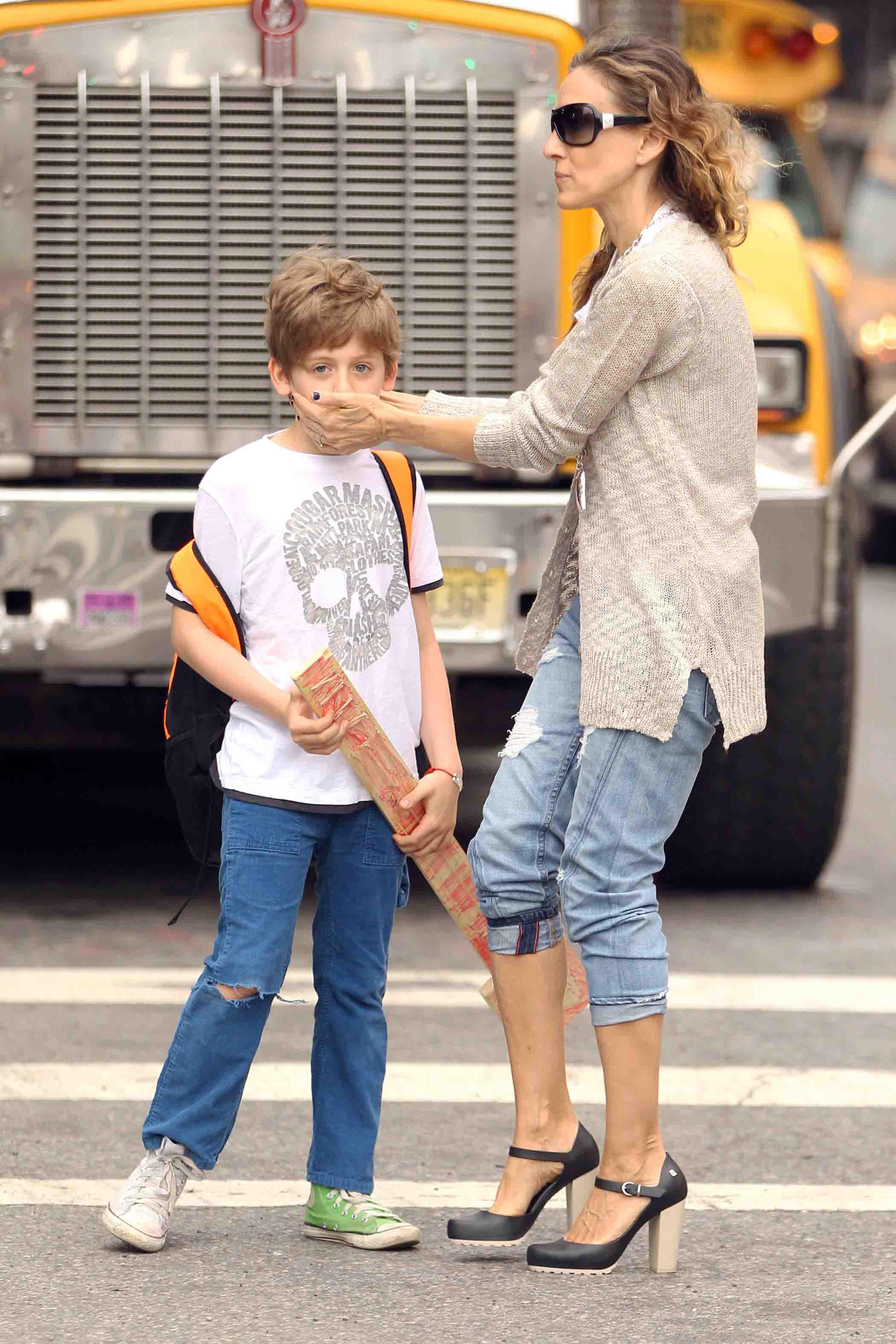 Sarah Jessica Parker Pictures Sarah Jessica Parker Takes her children to school in New York City (May 23, 2013)