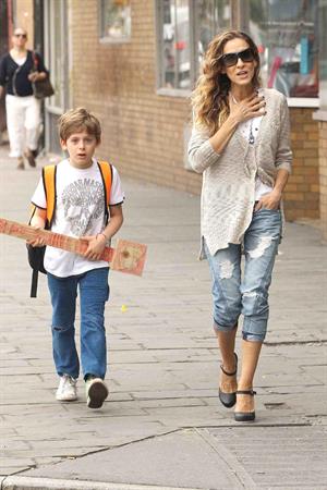 Sarah Jessica Parker Takes her children to school in New York City (May 23, 2013) 