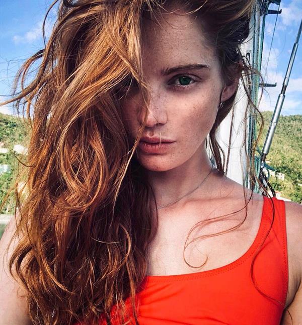 Alexina Graham taking a selfie