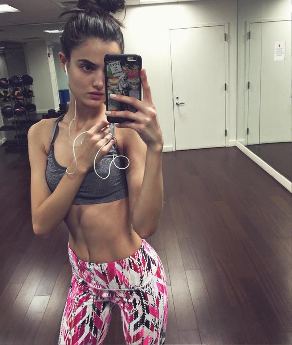 Blanca Padilla taking a selfie