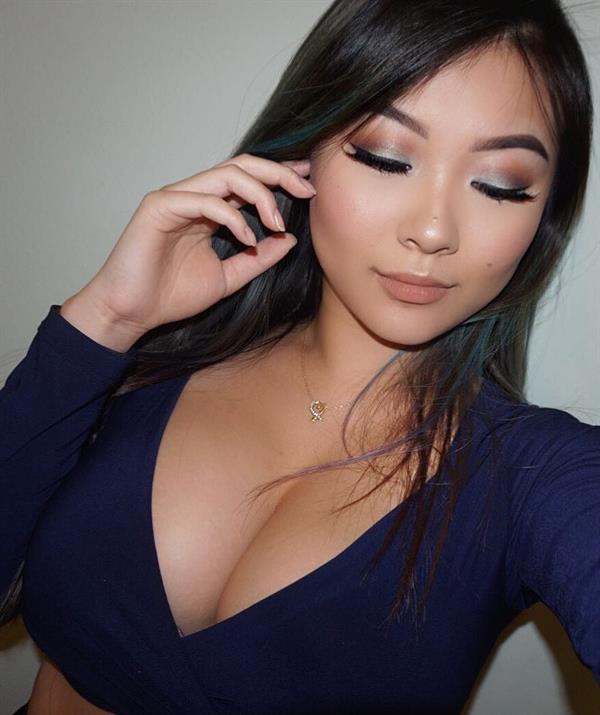 Vicki Li taking a selfie