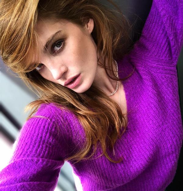 Alexina Graham taking a selfie