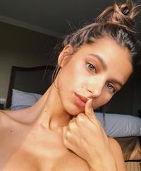 Bruna Lirio taking a selfie