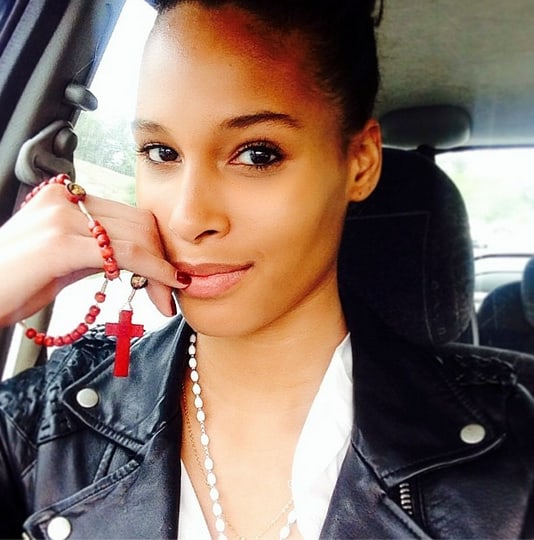 Cindy Bruna taking a selfie