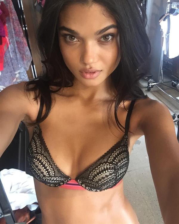 Daniela Braga in lingerie taking a selfie