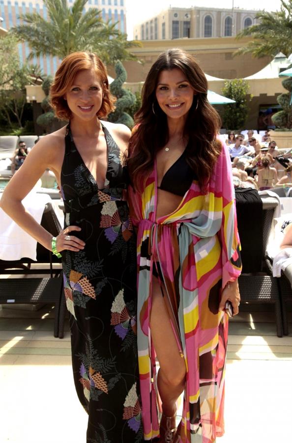 That is Brittany Snow on left and Ali Landry on the right.